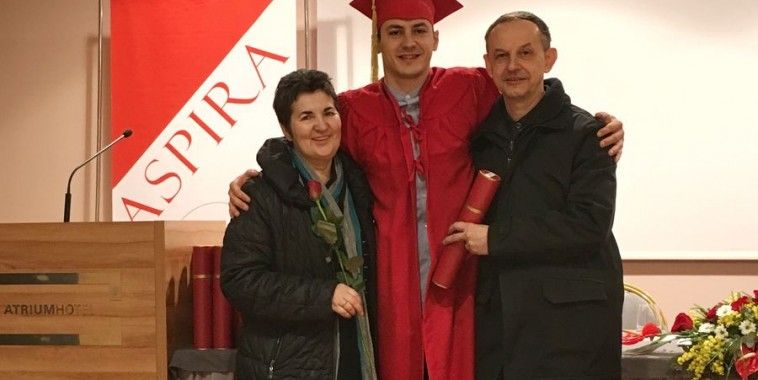 Marijo Možnik s roditeljima na promociji