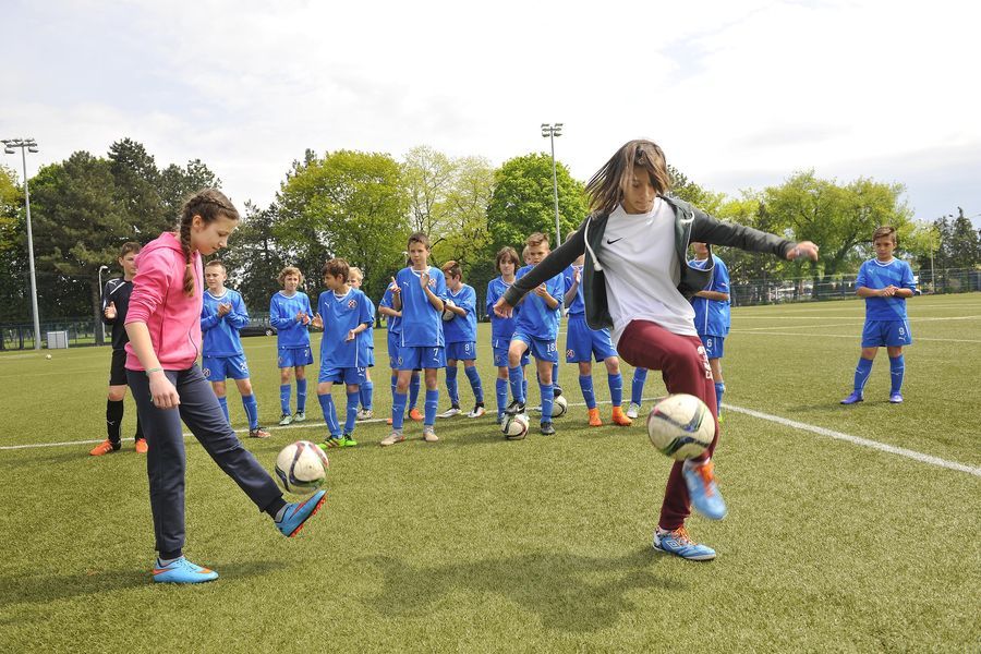 Nogomet za prijateljstvo, Ema i Lara