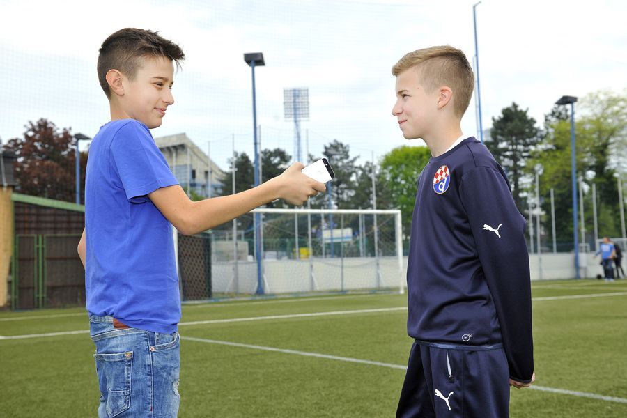 Nogomet za prijateljstvo, novinar, kapetan