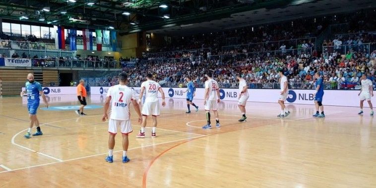 Slo - Hrvatska, Twitter