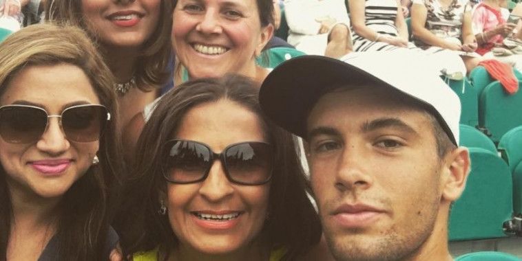 Borna, Instagram